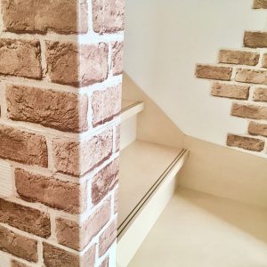 壁に貼られたレンガ柄のカッティング・リメイクシート