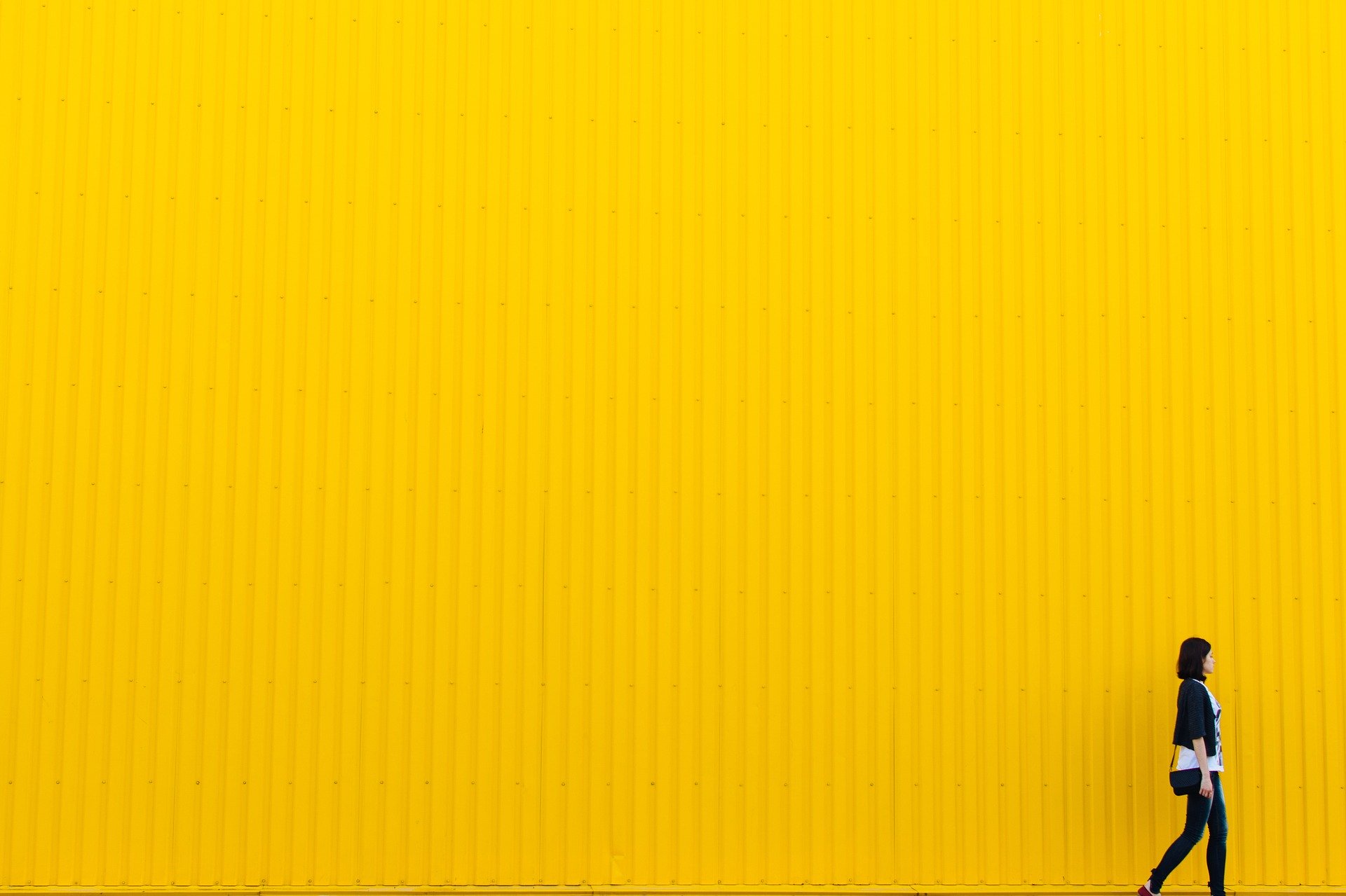 黄色くて大きい壁