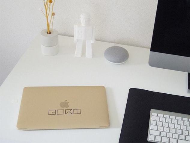 MacBookに貼られたカッティングシート2