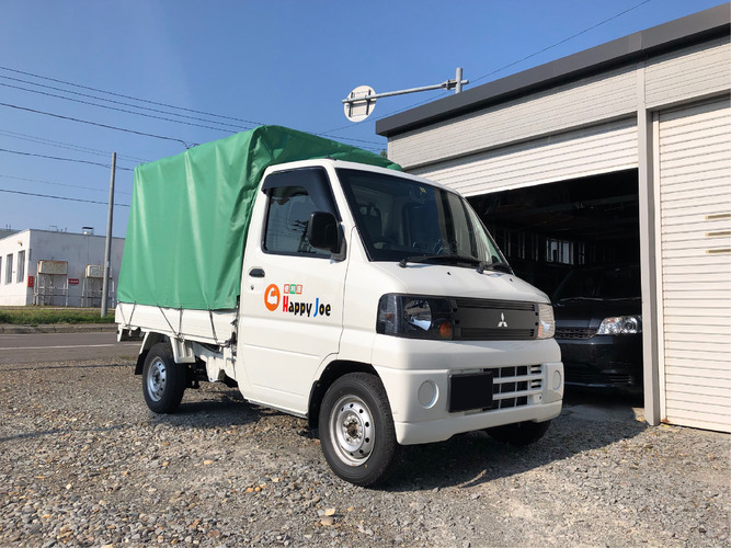 車に貼られた8色仕様のカッティングシート 斜めから