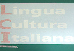イタリア語の語学学校の看板と思われる2色仕様のデザイン