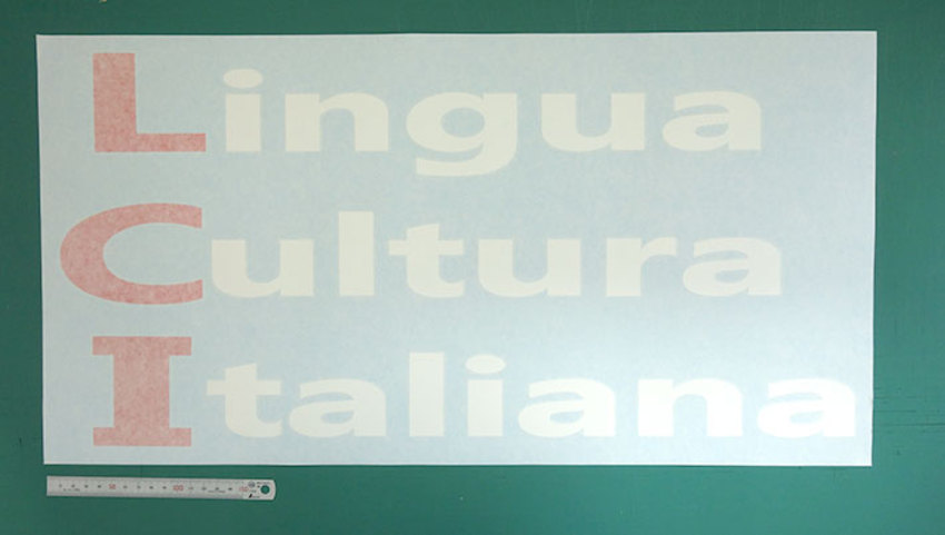 イタリア語の語学学校の看板と思われる2色仕様のデザイン