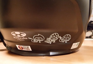 ヘルメットに貼られたかわいいキャラクターのカッティングシート