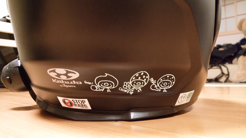 ヘルメットに貼られたかわいいキャラクターのカッティングシート