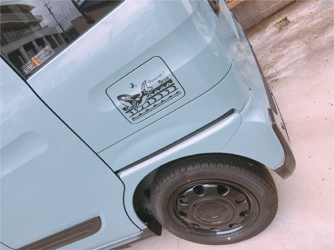 自動車に貼られたカッティングシート 寄り