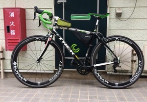 自転車のホイールに貼ったカッティング用シート