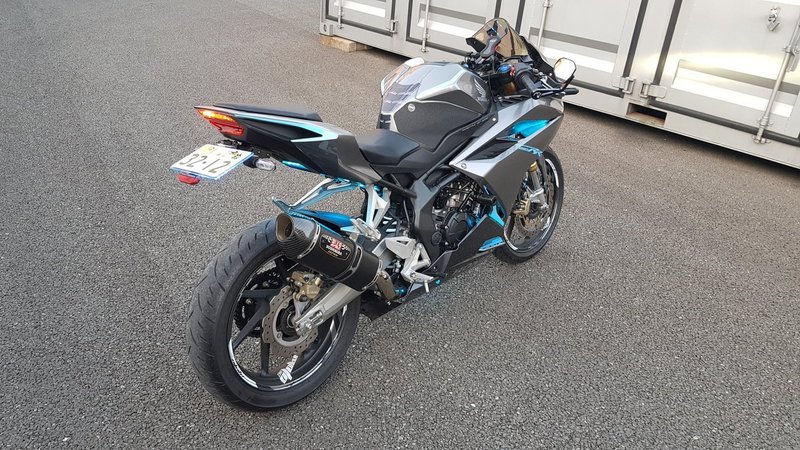 バイクに貼られたカッティングシートを斜め後ろから