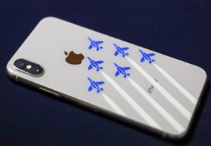 iPhoneに貼られた飛行機柄のカッティングシート　ブルーインパルス