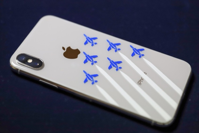 iPhoneに貼られた飛行機柄のカッティングシート　ブルーインパルス