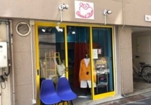 お店に貼られたカッティングシート