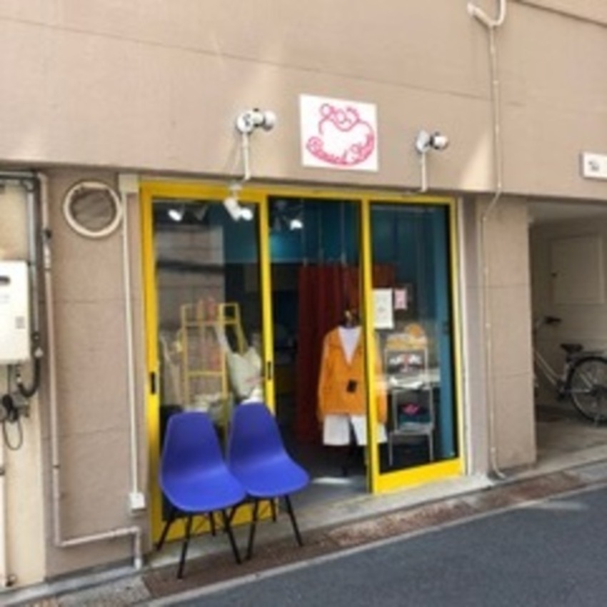 お店に貼られたカッティングシート