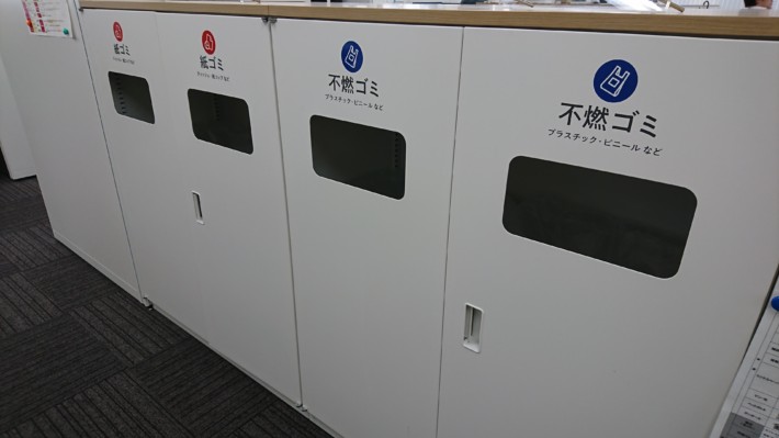 ゴミ箱に貼られたカッティングシート