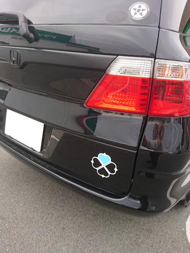車に貼られたカッティングステッカー
