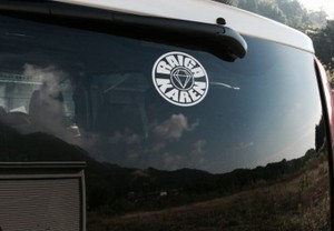 RAIGA KARENのカッティングシートが貼られた車