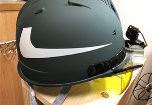 ヘルメットに貼られたスタスキー＆ハッチのマークのカッティングシート