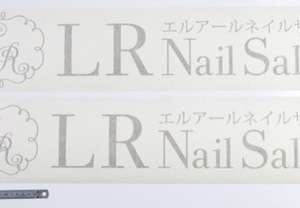 細い線のイラストと英語とカタカナ