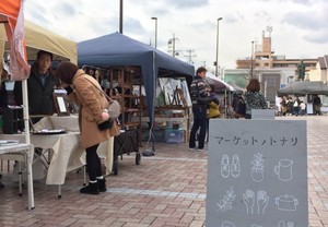 ハンドメイドの市場の看板にカッティングシートが使用されている