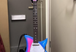 ピンクのエレキギターに貼られたカッティングシート