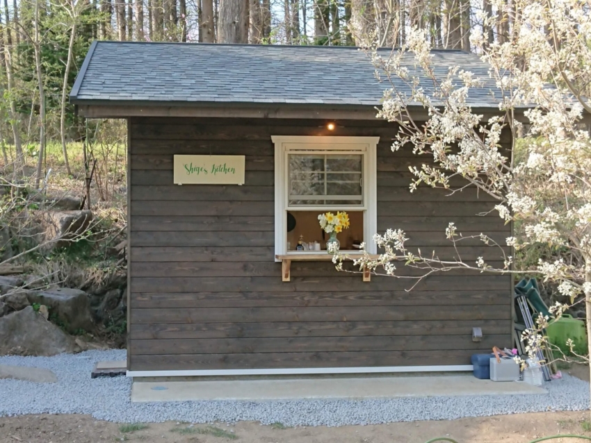 プレートに貼られた看板のカッティングシート