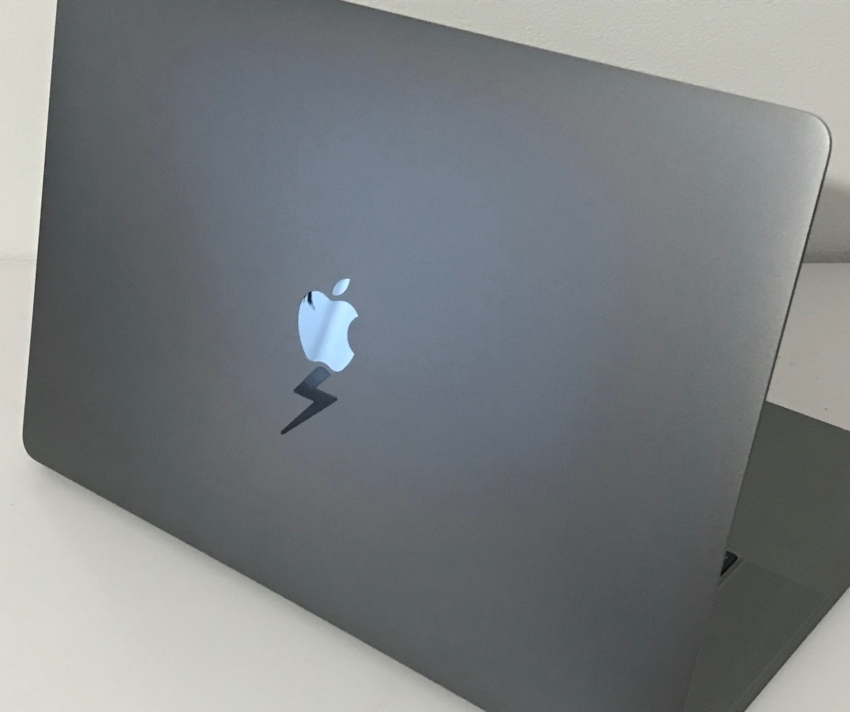 Macbookに貼られた稲妻柄のカッティングシート