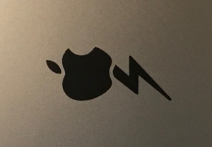 Macbookに貼られた稲妻柄のカッティングシート 拡大