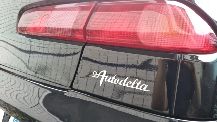Autodeltaと書かれたロゴのカッティングシート 拡大