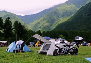 カッティングシートが貼られたバイクでキャンプ