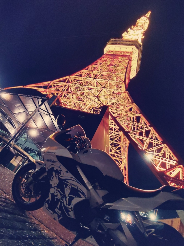 カッティングシートが貼られたバイクと東京タワー