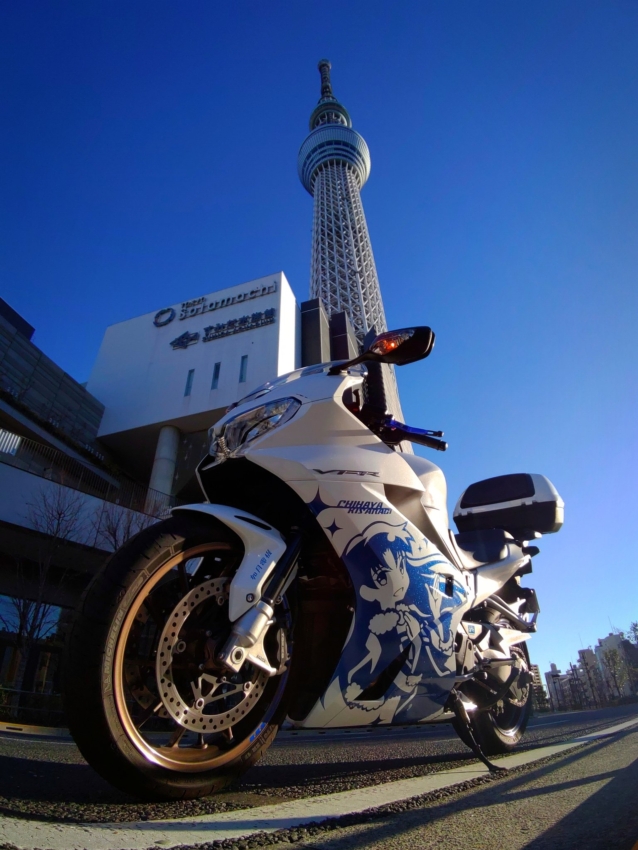 カッティングシートが貼られたバイクで東京スカイツリーに行った