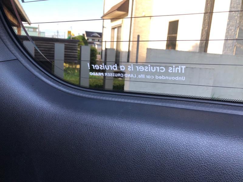自動車のガラスに貼られたカッティングシート