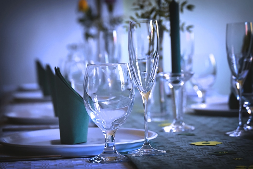 結婚式のテーブルに置かれたグラスや食器類