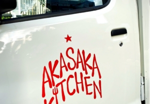 トラックのドアに貼られたAKASAKA KITCHENのカッティングシート