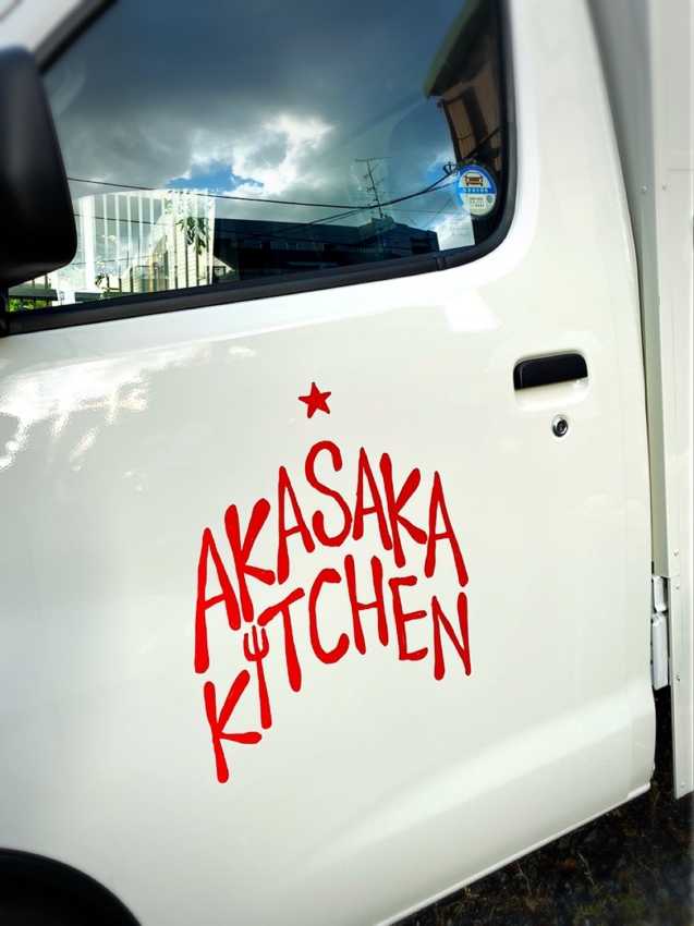 トラックのドアに貼られたAKASAKA KITCHENのカッティングシート