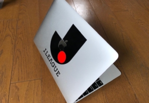 MacbookにカッティングシートでJリーグのマークに