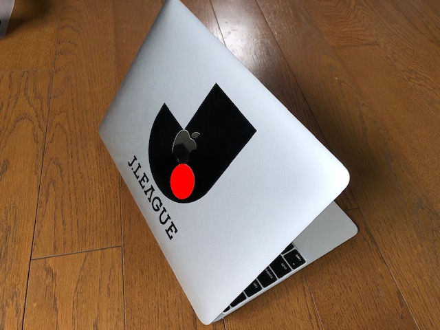 MacbookにカッティングシートでJリーグのマークに