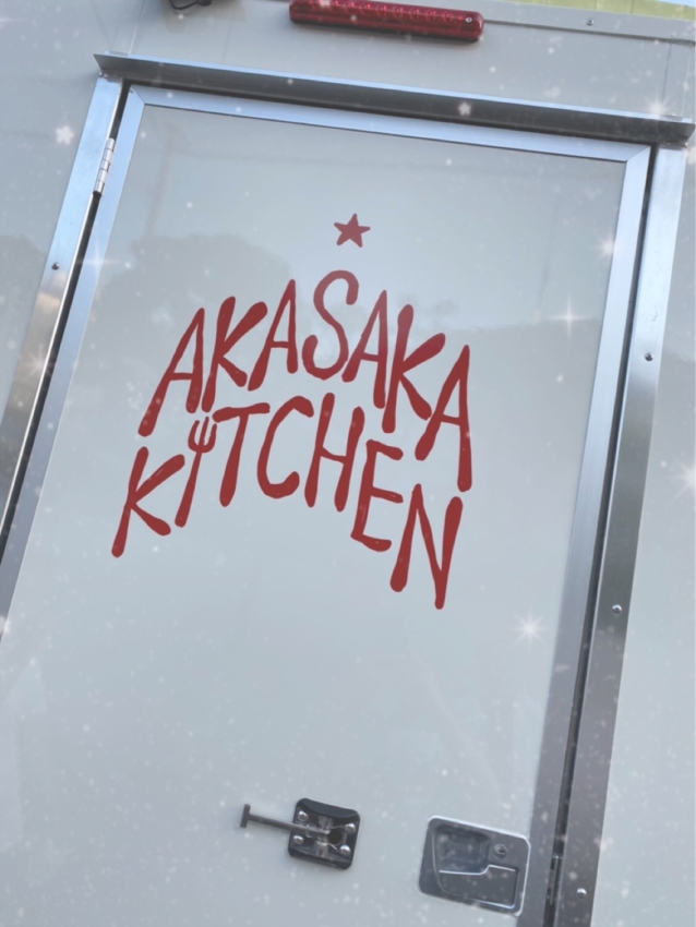 ドアに貼られたAKASAKA KITCHENのカッティングシート