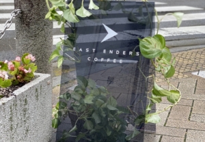 EAST ENDERS COFFEEの路上看板に貼られたカッティングシート