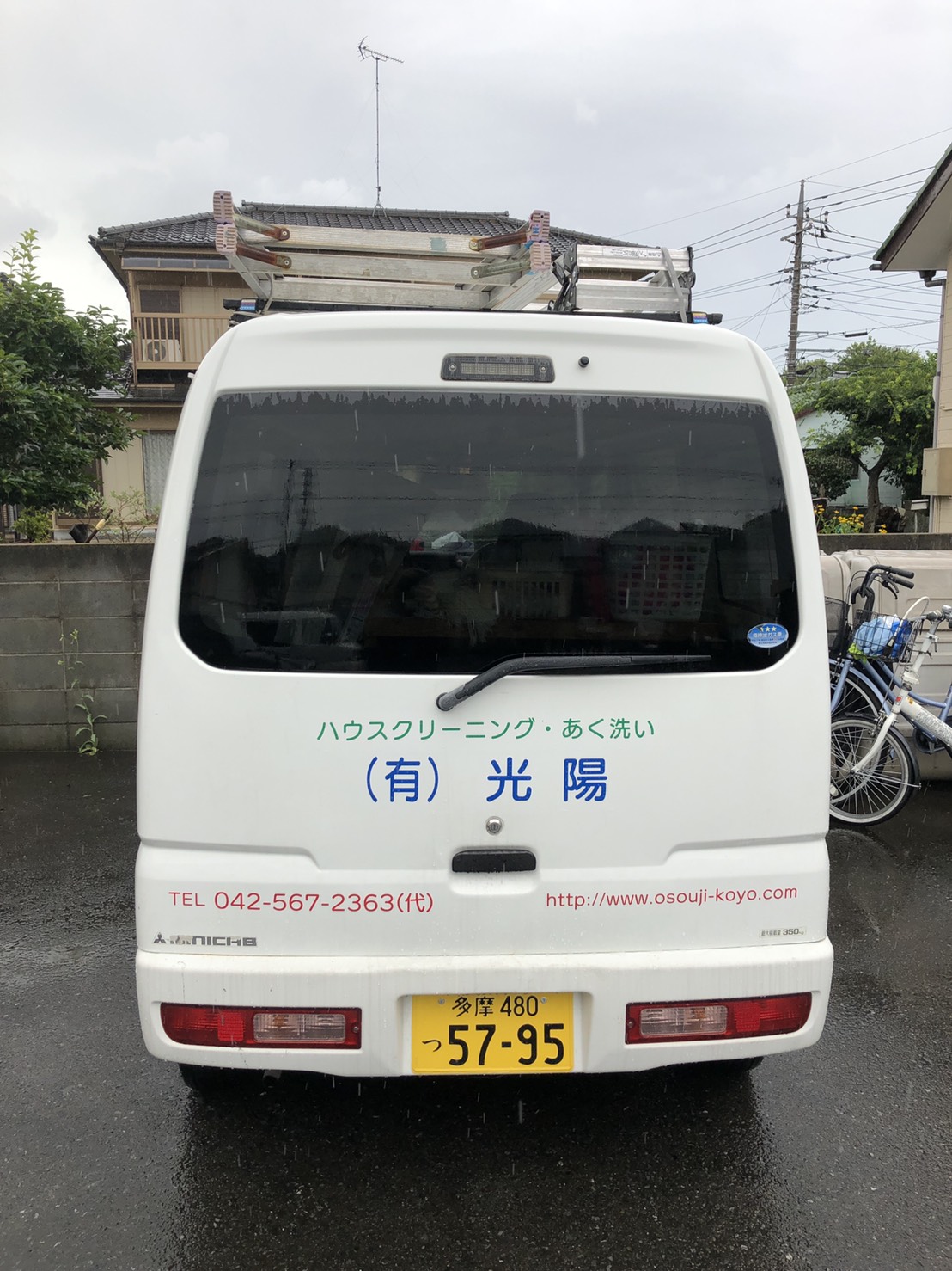 車の左右だけではなく後ろにも 4色のカッティングステッカーでわかりやすくpr カッティングシート製作 Quack Works