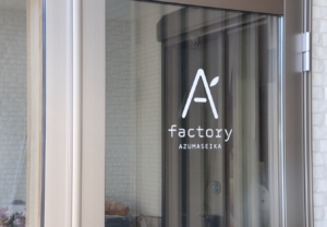 カットフルーツの工房「Afactory」入り口ドアに貼られたカッティングシート