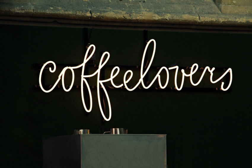 coffee loveと書かれたネオンサイン
