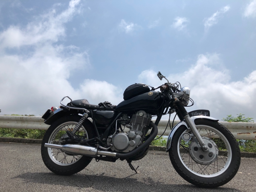 YAMAHA SR400（バイク）に貼られたカッティングシート