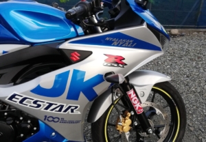 SUZUKIのバイクに貼られたカッティングシート