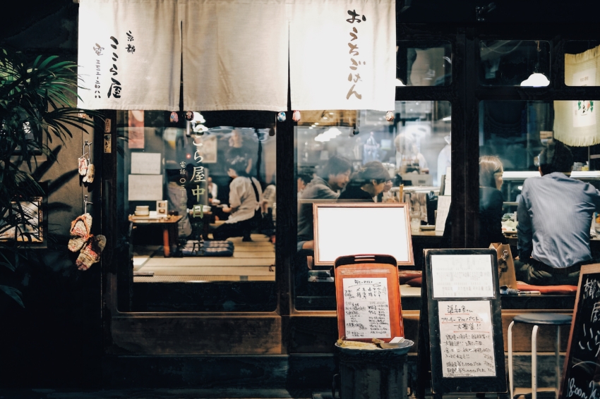 飲食店のカッティングシートデザイン