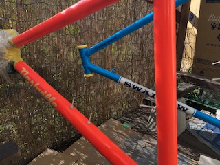 赤と青の自転車のフレーム