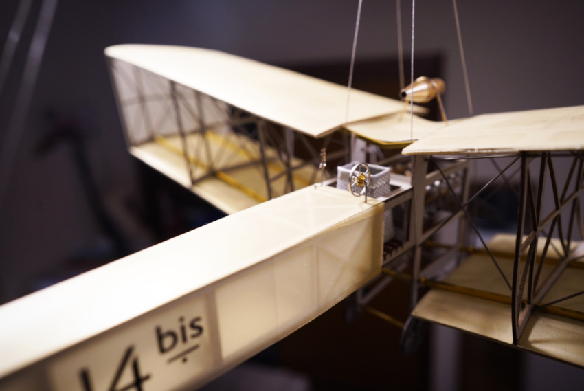 飛行機模型に貼られたカッティングシート