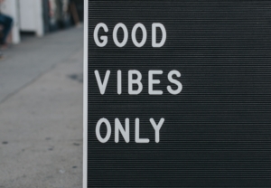 GOOD VIBES ONLYの看板