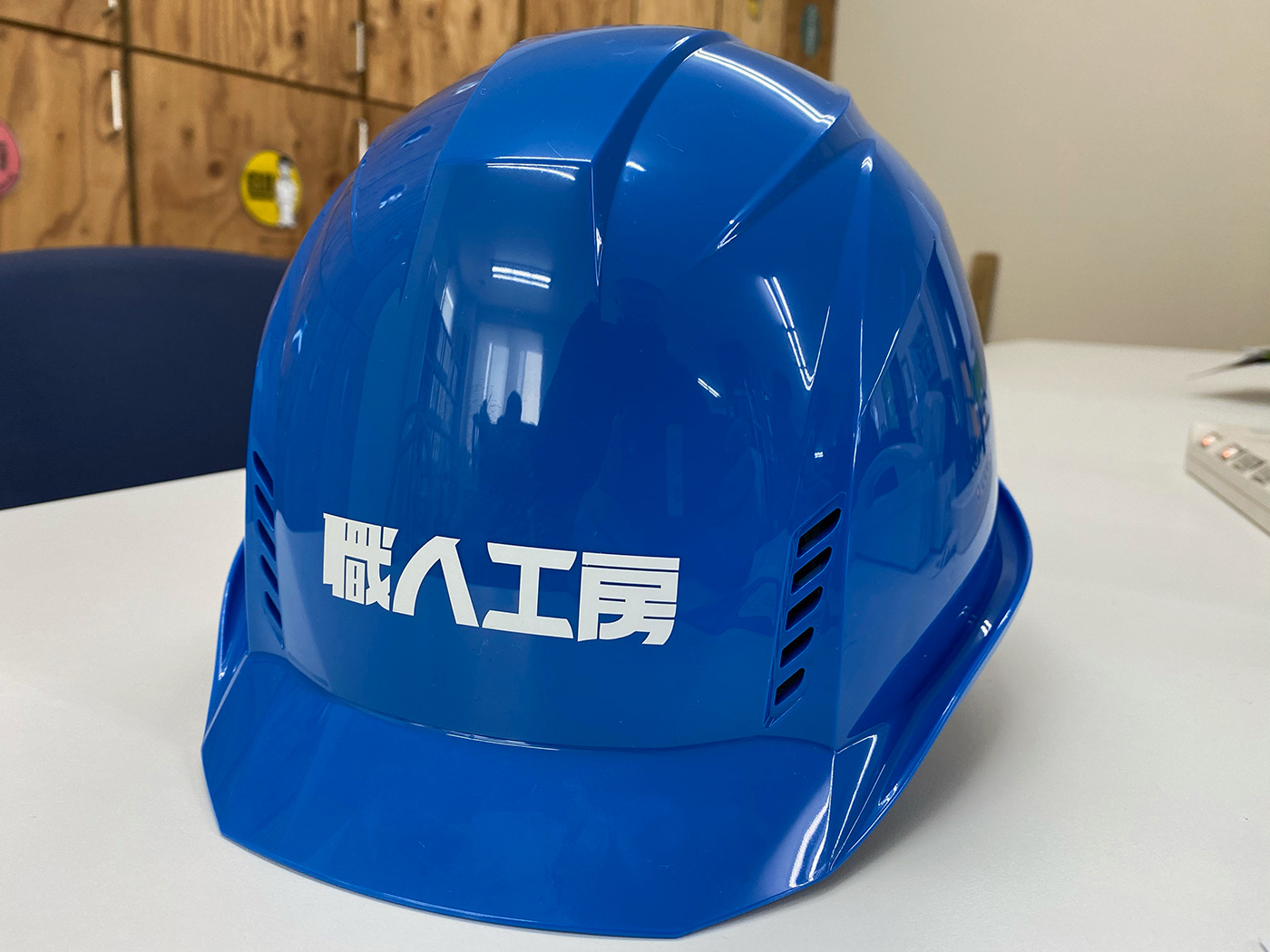 安全対策のヘルメットに マットタイプのカッティングシートを選択 カッティングシート製作 Quack Works 安全対策のヘルメットに マットタイプのカッティングシートを選択 カッティングシート製作 Quack Works