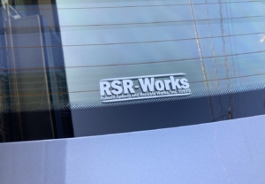 車に貼られたRSR-Worksのカッティングシート