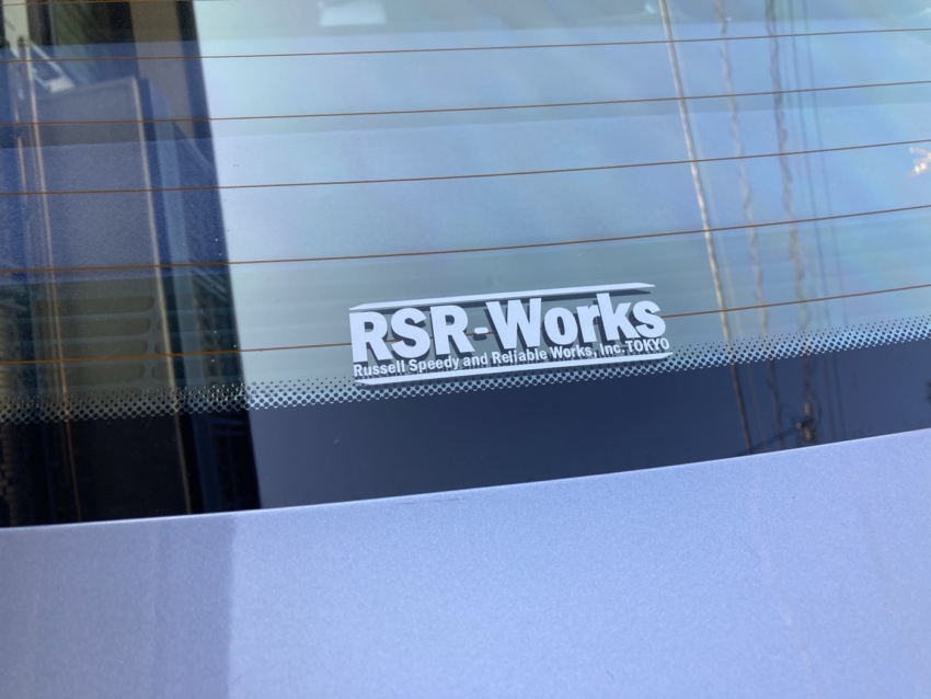 車に貼られたRSR-Worksのカッティングシート