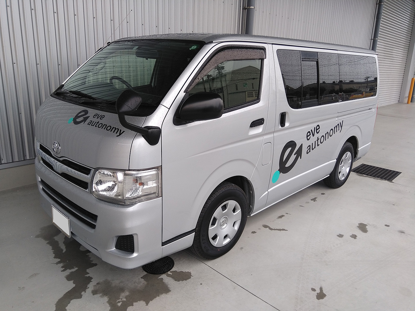 大きいサイズに適した水貼りで 会社のロゴのカッティングシートを社用車に カッティングシート製作 Quack Works